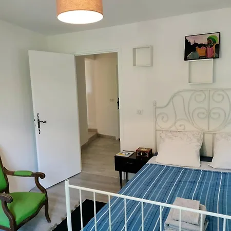 Maison Charmante A Avec Grand Jardin Et Equipements Pour Enfants *