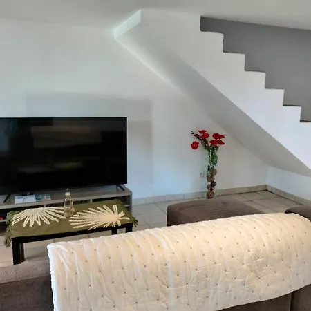 Maison Charmante A Avec Grand Jardin Et Equipements Pour Enfants Holiday home *
